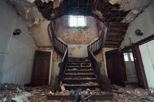 fuckyeahabandonedplaces: Rain Stair by bestarns [www.spiritofdecay.com] on Flickr.