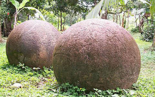 sixpenceee: Giant Stone Balls of Costa RicaWorkmen hacking and burning their way through the dense j