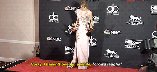 speaknow:  Taylor with her awards backstage (＾▽＾)