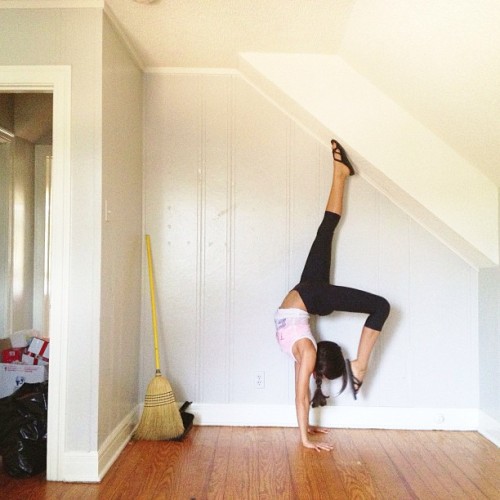 sunshel:  Move-out day! #yoga #handstand #toomuchcleaning