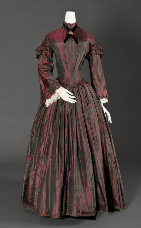 • Day Dress.Date: ca. 1845Medium: Changeable red, green taffeta.