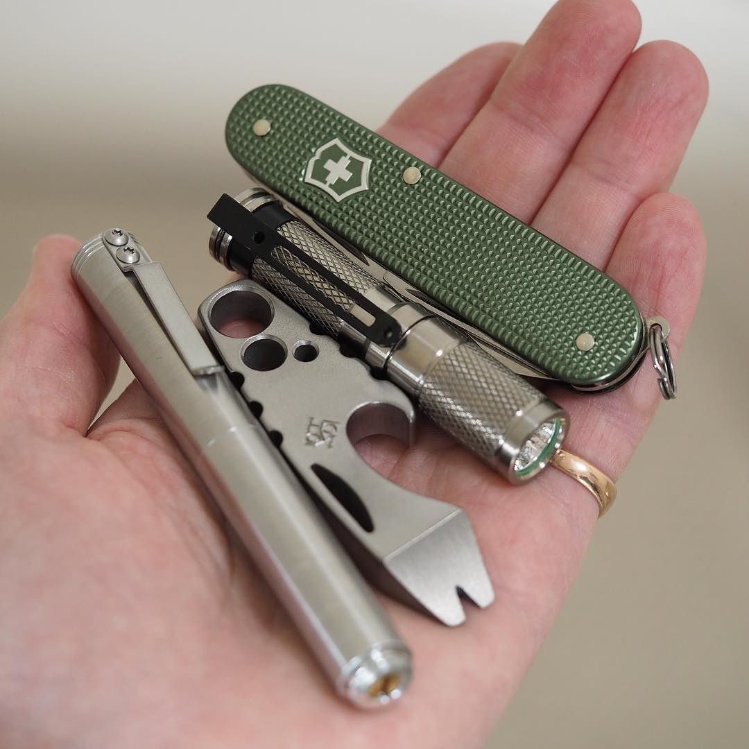 Schon dsgn pen with clip and Koch Tools kaplifter just landed in the UK! So chuffed with both!! Check out @schon_dsgn and @kochtools #schon_dsgn #penporn #kaplifter #kochtools #victorinox #victorinoxswissarmy #swissarmyknife #sak #sakaddict...