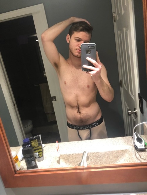 areallygaybee:Is this how wannabe twinks pose?