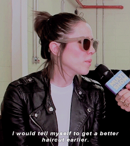 janefondalesbian:sara vs tegan when asked what advice they would give to their younger selves (x)