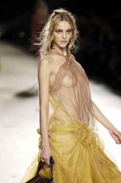 brazhotness:  Caroline Trentini.