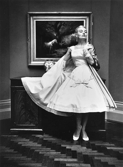 Gretta Miers poses with a painting at the National Gallery of Victoria, Melbourne (1956). Photograph