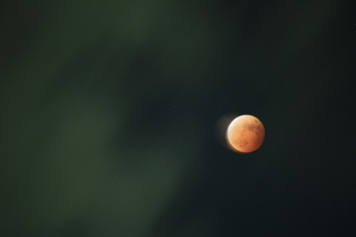 【４９８】太陽が 月に重なり 蝕みて 赤くなりつる 月蝕撮れり