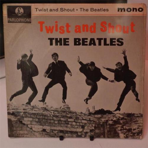 The Beatles. Twist and Shout, Vinyl 45rpm Single cover. The Beatles also sang ‘Pleas