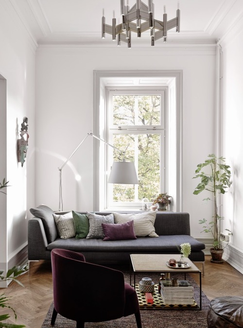 Get me to Gothenburg
I thought this cool and collected Gothenburg apartment would be the perfect interior to kick off the weekend. Leather door handles really seem to be having a moment lately and while I question their durability, they sure lend a...