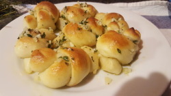 food-porn-diary:  Homemade Garlic Knots featuring dough from r/pizza. [OC] [5312x2988]