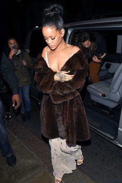 smokingsomethingwithrihanna:  Out In London