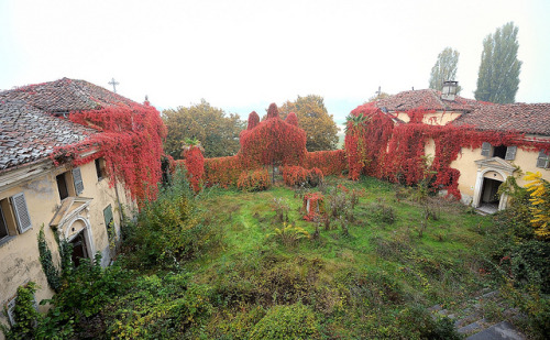 fuckyeahabandonedplaces:  Abandoned House by Anteriorechiuso Santi Diego on Flickr.