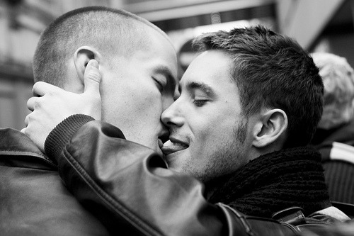 zingwong:  Fuck the homophobes! Let’s kiss in Paris! Geifobis deço kazzo! Suukkiamo neça Parisa! Photographer / Fotisto: Philippe Leroyer 