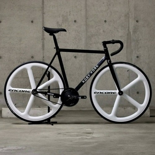 hizokucycles:#Repost from @dinertokyo - KORYYORK MARK-T ENCORE WHEELS CUSTOM ARCTIC‼︎ イタリアのハンドクラフトフレ