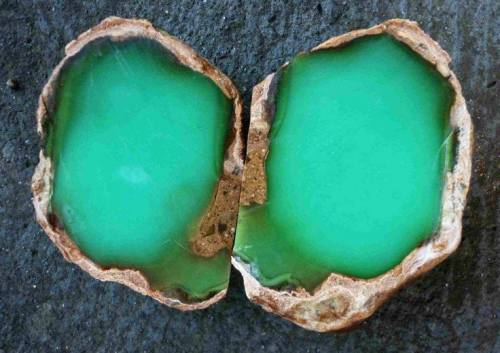 ChrysopraseThe most brightly hued variety of microcrystalline quartz (aka agate, chalcedony and flin