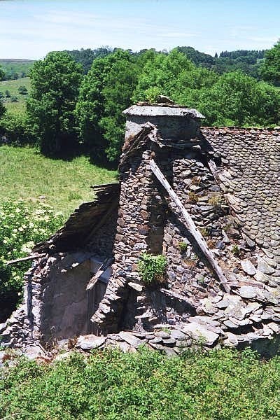 Ferme en pierre abandonnée et en décomposition, L’Aubrac, France, 1999.