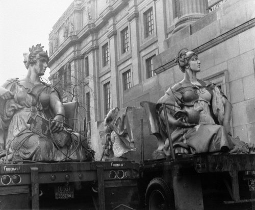 Ever noticed the two large-scale sculptures flanking the Museum’s entrance on Eastern Parkway? These