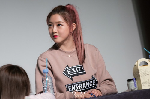 7raniagirls: [FANTAKEN] 151125 RaNiA (Seulji) @ Incheon Fansign / source: yankey