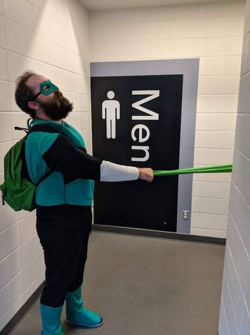 towritecomicsonherarms:  rogerogeroger:  catchymemes:  The most creative Green Lantern cosplay ever. Credit: @whatatrailer  incredible  this is wizard AF 