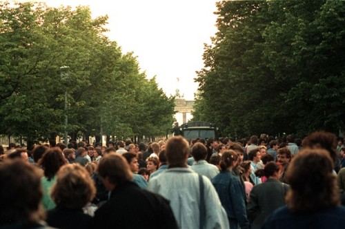 thelabyrinthqueen:andersnordic:On 6 June 1987, David Bowie performed at the “Concert for Berlin” - a