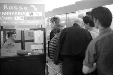 untergangsshow:   Wolfgang Müller: Für 60 Pfennig bis DM 1.- mit dem Inselfahrstuhl ins Helgoländer Hochland, vorne zahlt gerade Blixa Bargeld. Foto: Richard Majchrzak.     Blixa Bargeld buys a ticket for the viewing platform at Helgoland island, 1983.