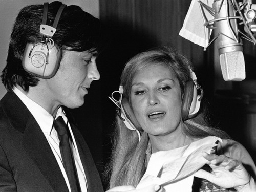 Los cantantes Alain Delon y Dalida.