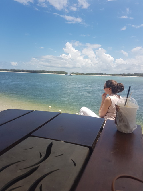 Lunch and a wall on the sunshine coast. Love the colours and the summer breez with my @princessmissy56