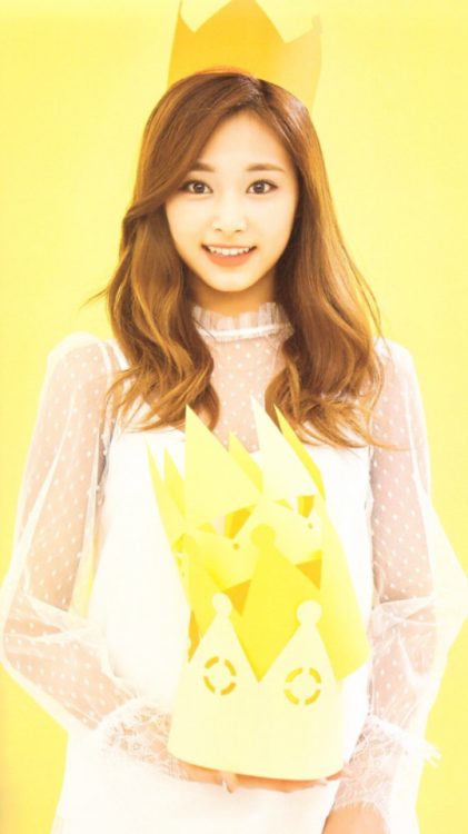 Tzuyu (Twice) wallpaperslike/reblog if you save/use