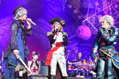 doiha-chan-hwp: HYDE / KYO (D'ERLANGER) / DAIGO (BREAKERZ)HYDE’S COSTUME: CIEL PHANTOMHIVE (KU