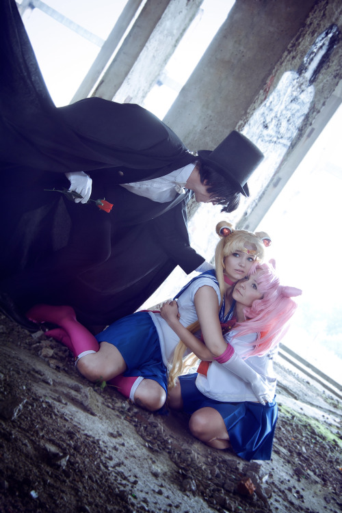 Tuxedo Mask, help us!!!! Fandom - Sailor MoonSailor Moon - Moonychka (me)Chibiusa - IkuhikoTuxedo Ma