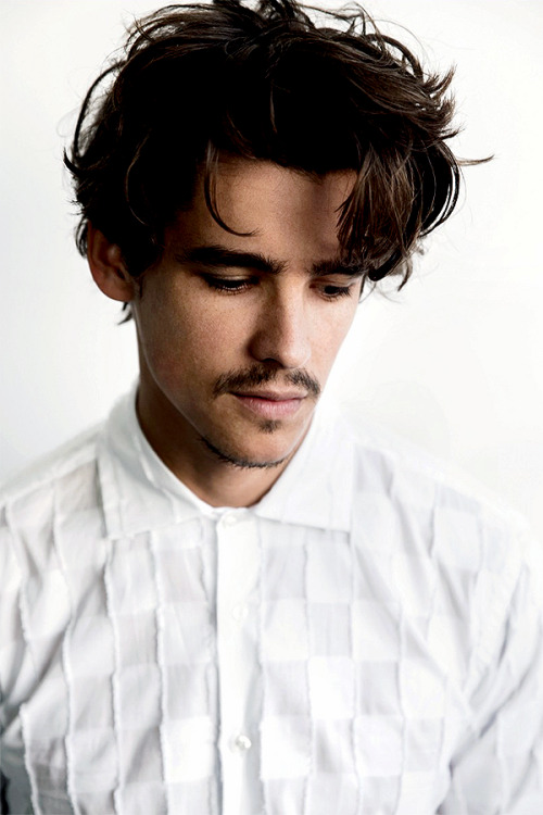 Porn naomismallsvevo:   Brenton Thwaites for photos