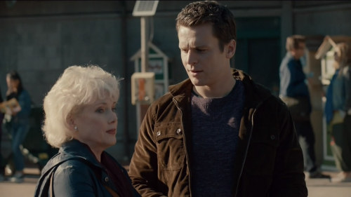 lookingfans:  When your sister is such a judgy, passive-agreesive bitch that even your mom is offering your Xanax. 