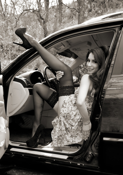 high-heels-nylons-cars: 47,000+ photos for you to check out!Click the link to Check out the Arc