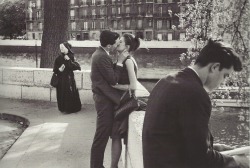 onlyoldphotography:  Edouard Boubat: Ile Saint-Louis, Paris, 1975 