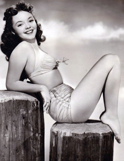 vintage-hotties:  Gloria Saunders Age 18, 1945