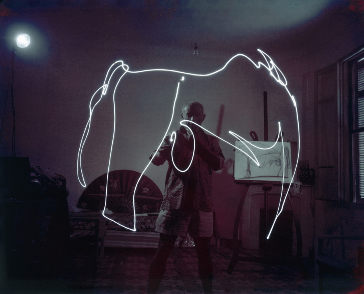 magictransistor:  Gjon Mili. Pablo Picasso Light Painting. 1949.