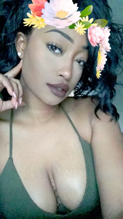 zuluwarriorkhan:  wavy-ting:  flower crowns and titties  Oh my gawd