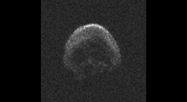spaceplasma:   The large space rock that will zip past Earth this Halloween is most  likely a dead comet that, fittingly, bears an eerie resemblance to a  skull. These first radar images from the National Science Foundation’s  1,000-foot (305-meter)
