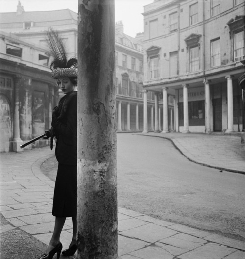 A SPRING HAT AND THE CITY OF BATHBath, United Kingdom, February 1948 (Norman Parkinson)