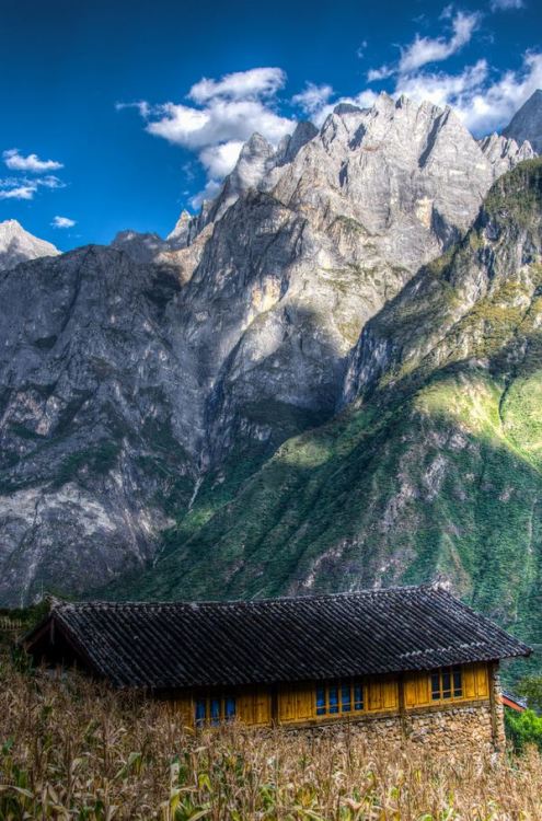 visitheworld:Jade dragon mountains,  Yunnan / China (by Franck Zecchin).