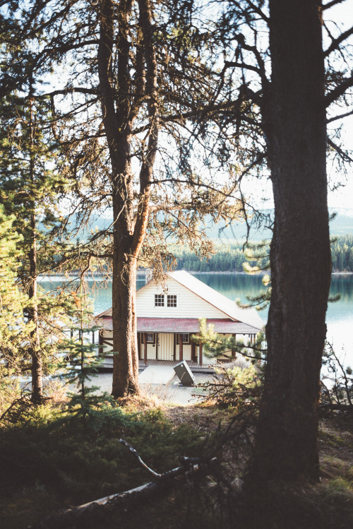 photo-wzrd: Lake house at Maligne Lake 