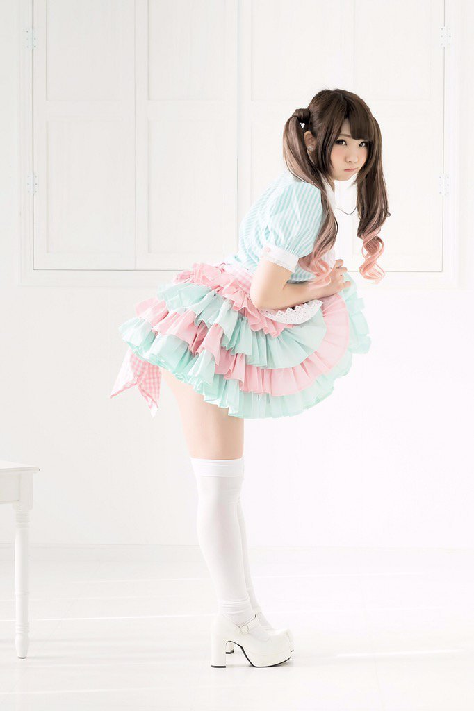morotan:  えなこ@3日目 東I-03a ‏@enako_cos  マカロンメイド服(o・v・o)
