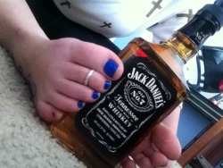 anniehasprettyfeeetxo:  early morning lonely party