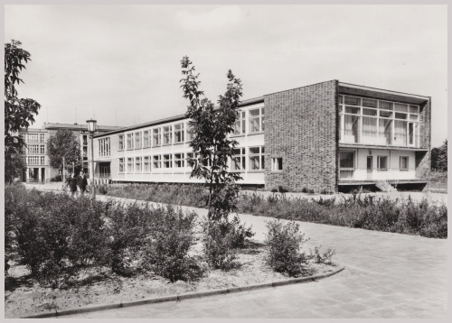 Ansichtskarte Eisenhüttenstadt Schule-Pionierhaus, Am Pionierweg[Jochen Beige, Werner Hensel, Hubert