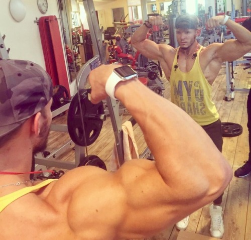 muscleredfox:  testosterotica:  Joe.  Guns, guns everywhere.
