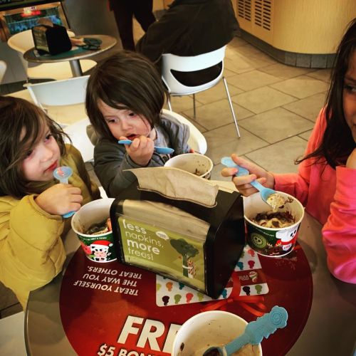 Froyo Friday! Yum. #menchies #froyo #froyofriday #yum #brothers #unschooling #tasty (at Menchie&