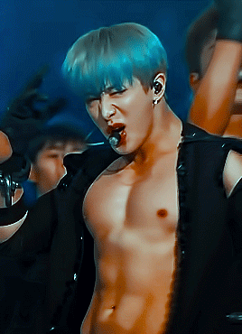 wonhone:MAMA 2018 - Wonho he looks unreal and like out of a fanatasy movie.. 