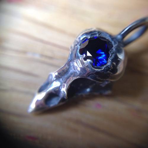 parliamentrook:A tiny silver sparrow skull with an embedded 4mm sapphire. #skullery