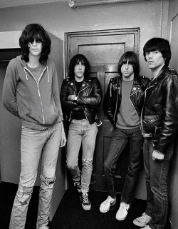 cretin-family:  The Ramones photographed