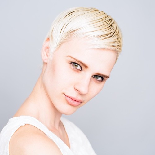 tizianolugli:  Beauty, plain and simple #beauty @shainalavine for @qmodels hair by @vintagevoguette #studio #profoto Tiziano.net